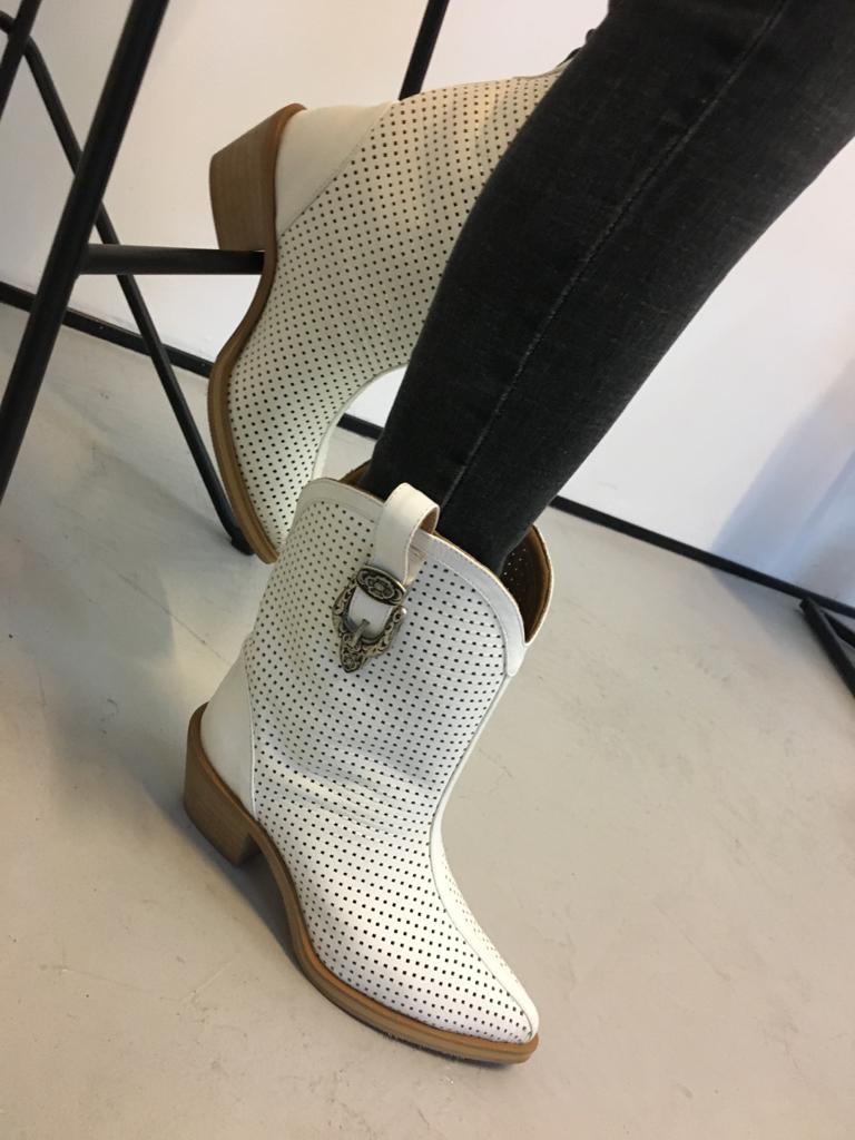 Ciocate din piele alba perforata KENYA