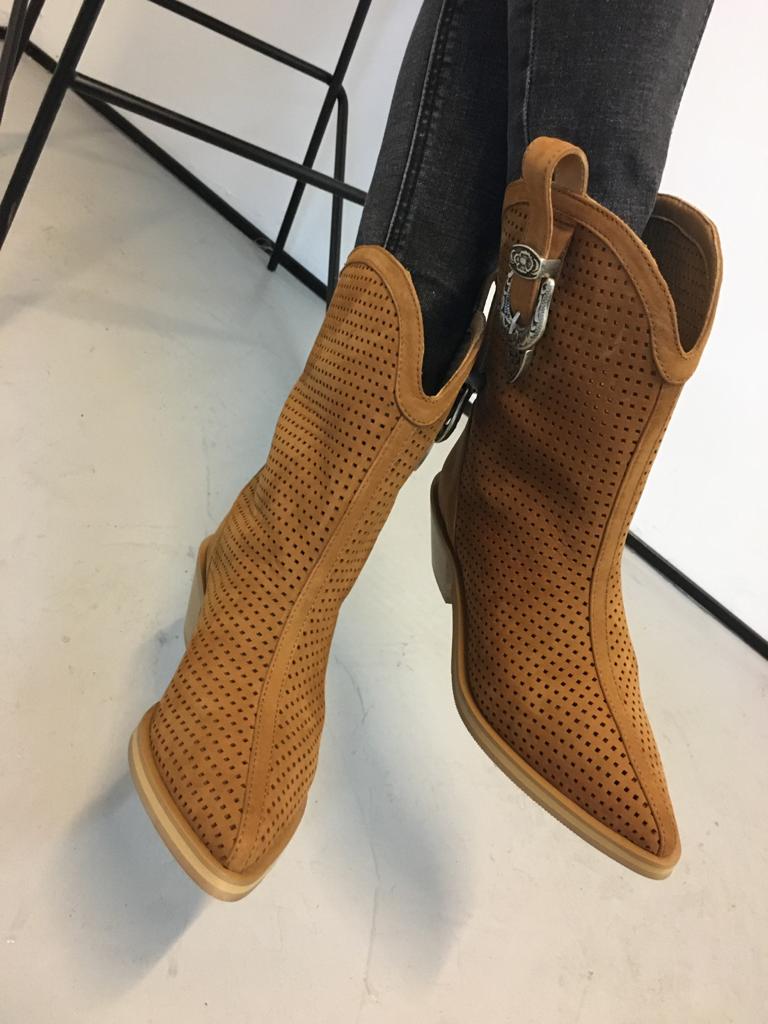 Ciocate din piele coniac perforata KENYA - MOJA