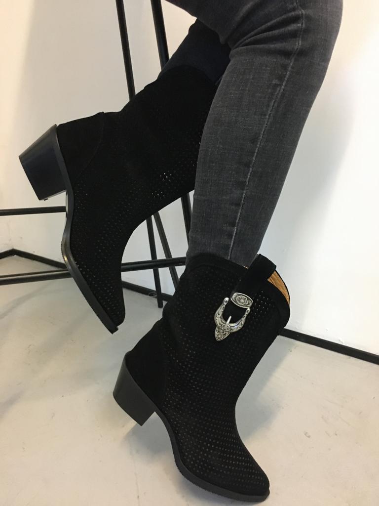 Ciocate din piele neagra perforata KENYA