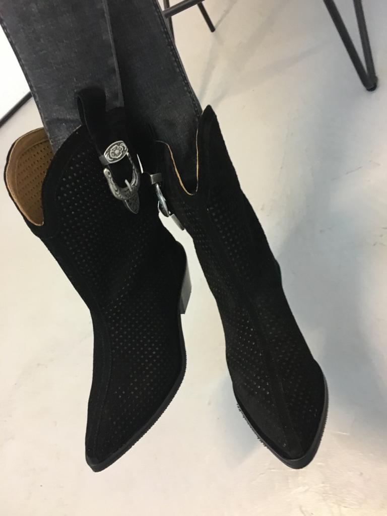 Ciocate din piele neagra perforata KENYA - MOJA