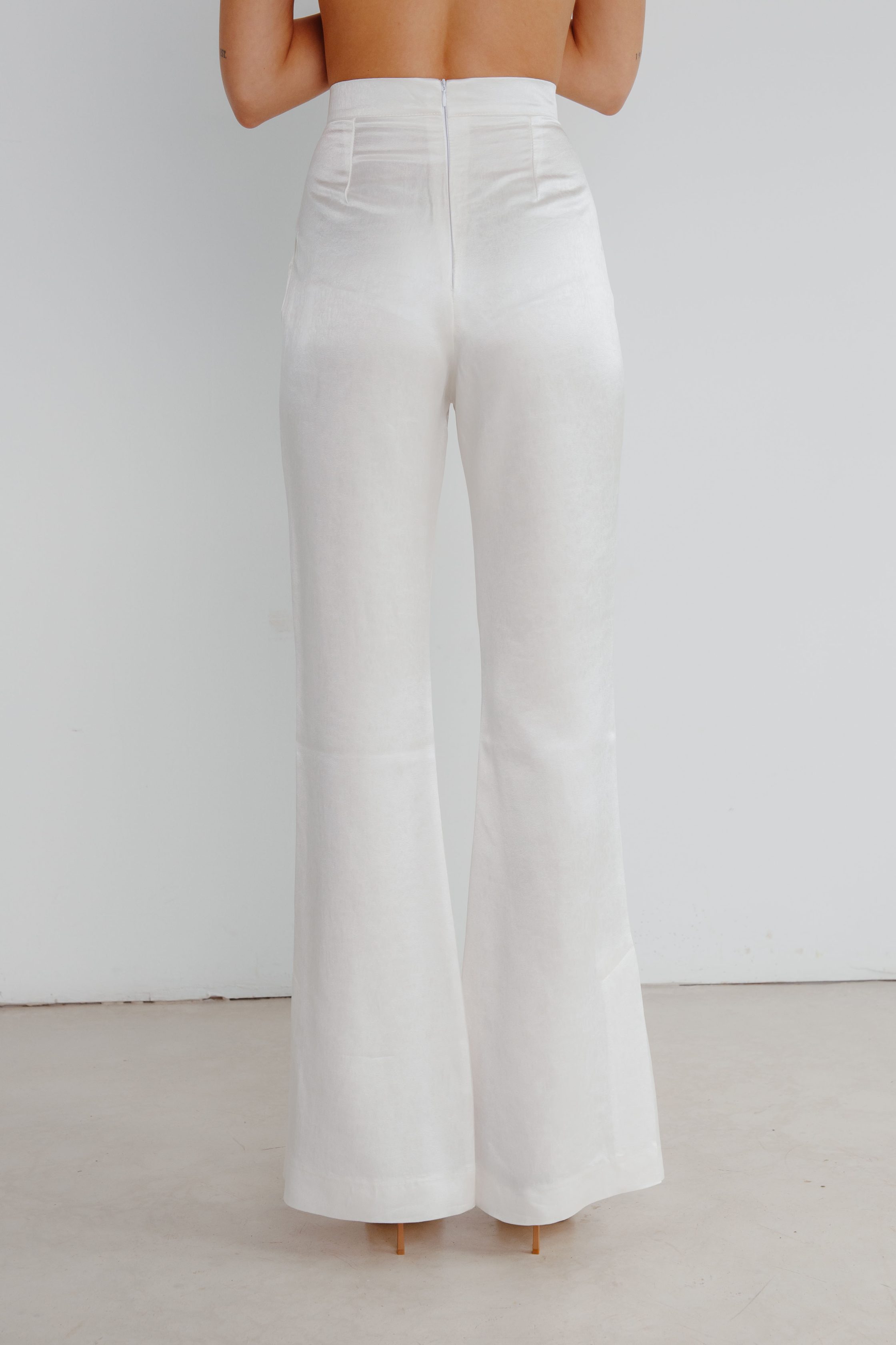 Pantaloni albi – Uvia