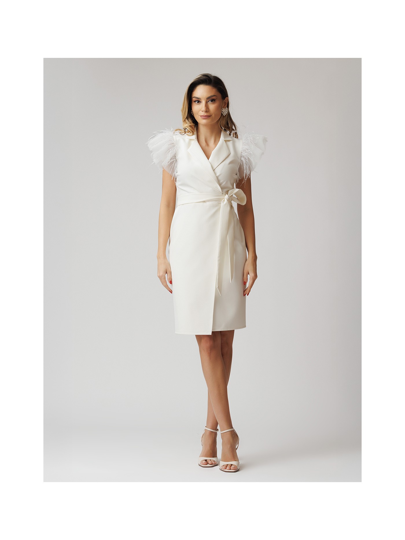 rochie-tip-sacou-scurta-cu-tulle-si-pene-de-strut-alb (2)