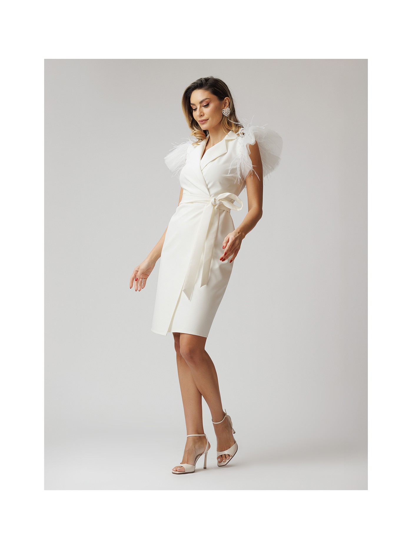 rochie-tip-sacou-scurta-cu-tulle-si-pene-de-strut-alb (3)